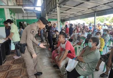 Police guarding banks to stop loan sharks from grabbing 10,000 baht handout