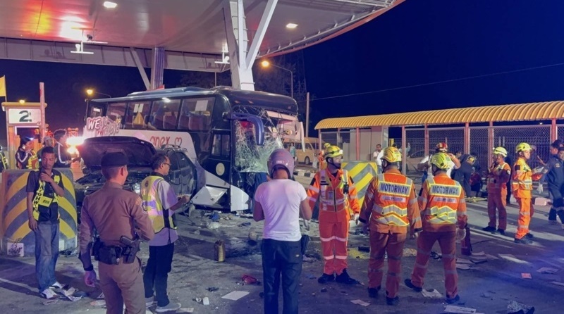 Many tourists injured as bus slams into SUV at toll booth near Pattaya